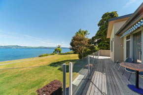 Lakeside Vistas Magic - Rainbow Point Holiday Home on the Waterfront, Taupo